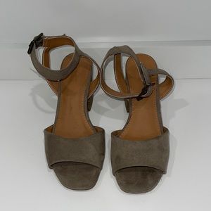 Universal Thread Taupe Block Heels Size 6